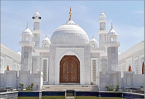 திருவாரூர் அருகே அம்மையப்பனில், உயிரிழந்த தாயின் நினைவாக ரூ.5 கோடி செலவில் தாஜ்மஹால் போன்ற வடிவமைப்பில் மகன் கட்டியுள்ள நினைவு இல்லம்.