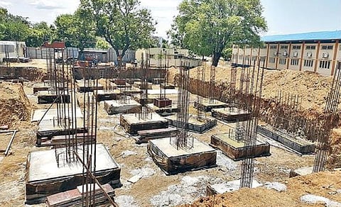 வேலூர் அடுத்த அப்துல்லாபுரம் பகுதியில் ரூ.34 கோடி மதிப்பீட்டில் அமைக்கப்படும் டைடல் பூங்காவின் கட்டுமான பணிகள் விறுவிறுப்பாக நடைபெற்று வருகிறது. அடுத்த படம்: வேலூர் டைடல் பூங்காவின் மாதிரி வரைபடம். படங்கள்: வி.எம்.மணிநாதன்.