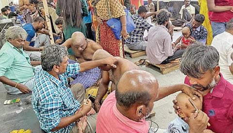 பழநி முருகன் கோயிலில் முடி காணிக்கை செலுத்தும் பக்தர்கள்.