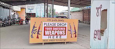 மணிப்பூரில் கடந்த மாத கலவரத்தின்போது, பல காவல் நிலையங்களில் இருந்து துப்பாக்கி, தோட்டா கொள்ளையடிக்கப்பட்டன. அவ்வாறு பறித்துச் சென்ற ஆயுதங்களை போடுவதற்காக இம்பால் கிழக்கு பாஜக எம்எல்ஏ சுசிந்த்ரோ மேதேயி தன் வீட்டில் சிறப்பு பெட்டி வைத்துள்ளார். ‘தயக்கமின்றி ஆயுதங்களை இதில் போடுங்கள்’ என்று ஆங்கிலம், மேதேயி மொழியில் அறிவிப்பு வாசகமும் வைத்துள்ளார். படம்: பிடிஐ