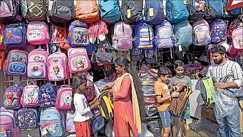 தமிழகத்தில் கோடை விடுமுறை முடிந்து பள்ளிகள் திறக்கப்பட உள்ள நிலையில், மாணவர்களுக்கான ‘பேக்’ உள்ளிட்ட பொருட்கள் விற்பனை அதிகரித்துள்ளது. சென்னை புரசைவாக்கம் பகுதியில் உள்ள கடையில் புது பைகளை வாங்கும் பெற்றோர்.படம்: ம.பிரபு