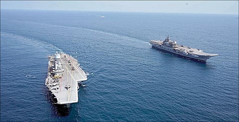 அரபிக் கடலில் நடைபெற்ற போர் பயிற்சியில் பங்கேற்ற ஐஎன்எஸ் விக்ரமாதித்யா, ஐஎன்எஸ் விக்ராந்த் போர்க்கப்பல்கள்.படம்: பிடிஐ