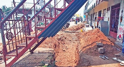 ஆரிநத்தம் ஊராட்சியில் சாலையின் விளிம்பில் பொருத்தப்பட்டுள்ள குடிநீர் குழாய். (அடுத்த படம்) அதே ஊராட்சியில் நெடுஞ்சாலைத்துறையால் வடிகால் அமைப்பதற்காக தோண்டப்பட்ட பள்ளம்.