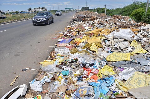 மதுரை | பாண்டி கோயில் அருகே குப்பை கிடங்காக மாறும் நான்கு வழிச்சாலை - நெடுஞ்சாலைத்துறை நடவடிக்கை எடுக்குமா?
