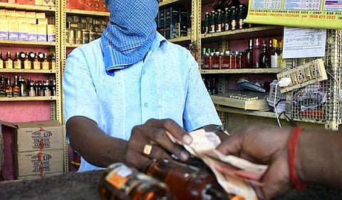 டாஸ்மாக் கடைகளில் பாட்டிலுக்கு ரூ.10 கூடுதல் வசூல் - யாருக்கெல்லாம் பங்கு?