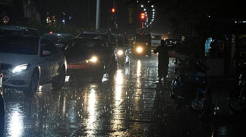சென்னை, புறநகரில் சூறைக்காற்றுடன் மழை: 2-வது நாளாக பெய்ததால் பூமி குளிர்ந்தது