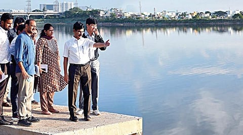 கோட்டூர்புரத்தில் அடையாறு ஆற்றின் கரையில் மரக்கன்று நடும் பணிகளை தலைமைச் செயலர் இறையன்பு ஆய்வு