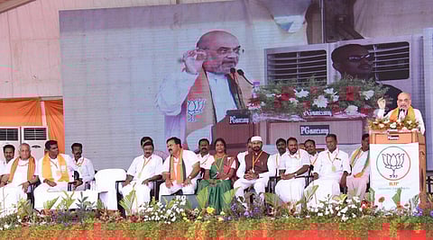 வேலூர் மாவட்டம் கந்தனேரியில் நடைபெற்ற பிரதமர் மோடியின் 9 ஆண்டுகள் சாதனை விளக்க பொதுக்கூட்டத்தில் பேசும் மத்திய உள்துறை அமைச்சர் அமித்ஷா. அருகில், பாஜக மாநிலத் தலைவர் அண்ணாமலை, மத்திய இணை அமைச்சர் வி.கே.சிங், புதிய நீதிக்கட்சி தலைவர் ஏ.சி.சண்முகம் உள்ளிட்டோர்.படம்: வி.எம்.மணிநாதன்.