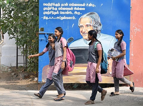 ஆங்கில ஆய்வகம் செயல்படுகிற 6,029 அரசு பள்ளிகளுக்கு ஹெட்ஃபோன் சாதனம் - கல்வித் துறை சார்பில் விநியோகம்