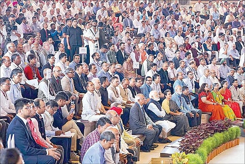 டெல்லியில் உள்ள பிரகதி மைதானத்தில் அரசு ஊழியர்களுக்கான முதலாவது தேசிய பயிற்சி மாநாட்டை பிரதமர் நரேந்திர மோடி நேற்று தொடங்கி வைத்தார். படம்: பிடிஐ