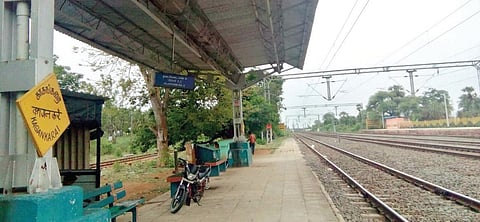 காக்கங்கரை ரயில் நிலையத்தின் இடதுபுறம் தாழ்வாக உள்ள நடைமேடை