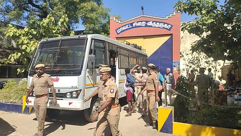 விருதுநகர் மாவட்ட சிறையில் கைதிகளுக்குள் திடீர் மோதல் - சிலர் வேறு சிறைகளுக்கு இடமாற்றம்