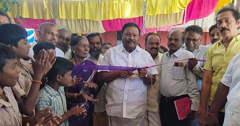 திண்டுக்கல் அருகே சீலப்பாடி கிராமத்தில் ஒன்றிய நடுநிலைப்பள்ளியில் புதிய கட்டிடடத்தை திறந்துவைத்த முன்னாள் அமைச்சர் திண்டுக்கல் சி.சீனிவாசன் எம்.எல்.ஏ.,