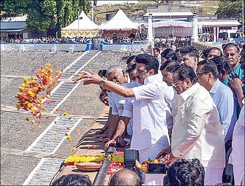 காவிரி டெல்டா பாசனத்துக்காக மேட்டூர் அணையில் இருந்து தண்ணீரை முதல்வர் ஸ்டாலின் நேற்று திறந்து வைத்தார். திறக்கப்பட்ட தண்ணீர் 8 கண் மதகு வழியாக காவிரியில் பாய்ந்தோடுகிறது. (அடுத்த படம்) அணையில் இருந்து சீறிப்பாய்ந்து ஓடிய நீரில் மலர்களை தூவி வரவேற்ற முதல்வர் ஸ்டாலின். உடன் அமைச்சர்கள் துரைமுருகன், கே.என் நேரு, எம்ஆர்கே பன்னீர்செல்வம், மதிவேந்தன், ஆட்சியர் கார்மேகம் உள்ளிட்டோர்.படங்கள்: எஸ்.குரு பிரசாத்