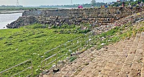 கண்ணாடித் துண்டுகள்... குப்பை மேடுகள்... - பராமரிப்பின்றி காணப்படும் கொடுமுடி காவிரிக்கரை