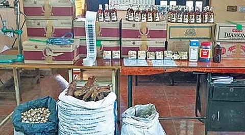 கடலூர் மாவட்ட தனிப்படை போலீஸாரால் கல்வராயன்மலை போலி மதுபான ஆலையில் இருந்து பறிமுதல் செய்யப்பட்ட பாட்டில்கள் மற்றும் உபகரணங்கள்.