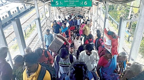 தாம்பரம் ரயில் நிலையத்தில் வட, தென் மாவட்ட ரயில்கள் வந்து செல்லும் நடைமேடைகளில் எஸ்கலேட்டர் வசதி இல்லாததால் சிரமத்துக்கு ஆளாகும் பயணிகள்.படம்: எம். முத்துகணேஷ்