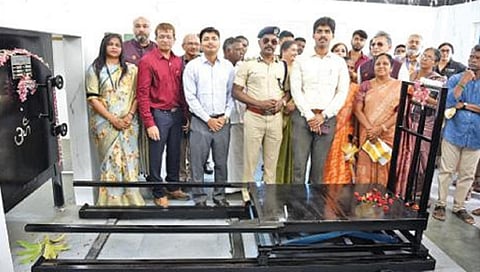 கோவை சீரநாயக்கன்பாளையத்தில் நாய், பூனைகளுக்காக அமைக்கப்பட்டுள்ள மின் மயானத்தை நேற்று தொடங்கிவைத்து பார்வையிட்ட மாவட்ட கிராந்திகுமார் பாடி, மாநகராட்சி ஆணையர் பிரதாப், மாநகர காவல் ஆணையர் பாலகிருஷ்ணன் உள்ளிட்டோர். படம்: ஜெ.மனோகரன்