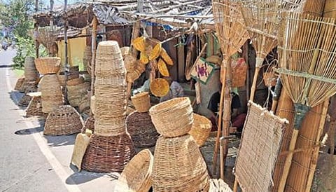 திண்டுக்கல்லில் தள்ளாத வயதிலும் மூங்கில் கூடை பின்னும் முதியவர் காசிராஜன். படம்: பி.டி.ரவிச்சந்திரன்.