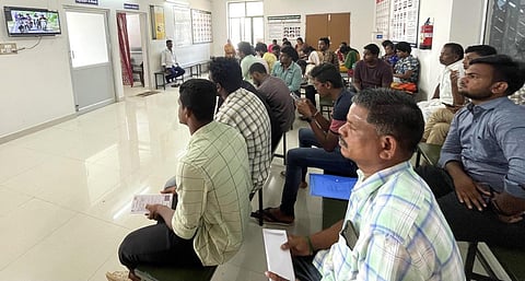 பழநி ஆர்டிஓ அலுவலகத்தில் காத்திருப்போருக்கு தொலைக்காட்சி மூலம் சாலை பாதுகாப்பு விழிப்புணர்வு