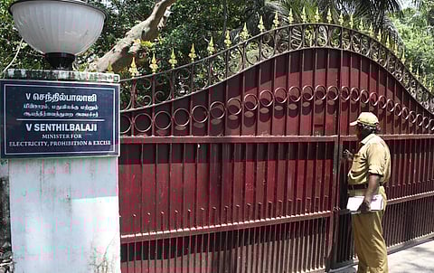 அமைச்சர் செந்தில் பாலாஜியின் உதவியாளர் வீட்டுக்கு வருமானவரித் துறை சீல்