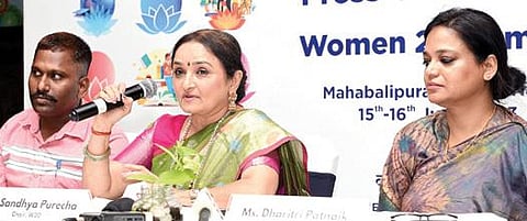 சென்னையை அடுத்த மாமல்லபுரத்தில் இன்று தொடங்கும் ஜி-20மகளிர் மாநாடு தொடர்பாக, மாநாட்டின் தலைவர் சந்தியா புரேச்சா, தலைமை ஒருங்கிணைப்பாளர் தாரித்ரி பட்நாயக் ஆகியோர் நேற்று செய்தியாளர்களை சந்தித்தனர்.