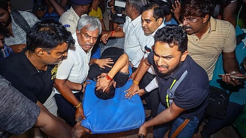 தமிழக மின்துறை அமைச்சர் செந்தில் பாலாஜியை அமலாக்கத் துறையினர் நேற்று அதிகாலை கைது செய்தனர். இதையடுத்து, அவர் நெஞ்சு வலிப்பதாக கூறியதால், சிகிச்சைக்காக ஓமந்தூரார் அரசு பன்னோக்கு மருத்துவமனைக்கு அழைத்து வரப்பட்டார்.