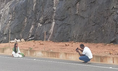 மூணாறு நிலச்சரிவு பகுதியில் ஆபத்தை உணராமல் புகைப்படம் எடுத்து மகிழும் சுற்றுலா பயணிகள்