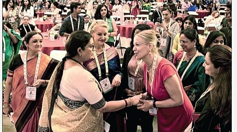 மாமல்லபுரத்தில் நேற்று ஜி-20 நாடுகளின் பெண் பிரதிநிதிகள் பங்கேற்றுள்ள மாநாட்டைத் தொடங்கிவைத்து, வெளிநாட்டு பிரதிநிதிகளுடன் கலந்துரையாடினார் மத்திய மகளிர் நலத் துறை அமைச்சர் ஸ்மிருதி இரானி.படம்: எம்.முத்துகணேஷ்