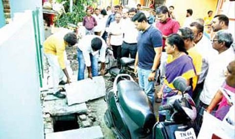 மதுரை பெத்தானியாபுரம் பாத்திமா நகர் பகுதியில் கழிவு நீர் கால்வாயைப் பார்வையிட்டு ஆய்வு செய்த ஆணையர் பிரவீண்குமார்.