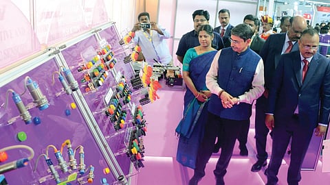 அம்பத்தூர் தொழிற்பேட்டை உற்பத்தியாளர்கள் சங்கம் சார்பில் ‘அக்மி-2023’ என்ற இந்தியாவின் முதன்மையான இயந்திரக் கருவிகளின் கண்காட்சியை, தமிழக ஆளுநர் ஆர்.என்.ரவி சென்ன வர்த்தக மையத்தில் தொடங்கி வைத்து பார்வையிட்டார். உடன், அம்பத்தூர் தொழிற்பேட்டை உற்பத்தியாளர்கள் சங்கத்தின் தலைவர் டி.நலங்கிள்ளி, அக்மி-2023 கண்காட்சியின் தலைவர் கே.சாய் சத்யகுமார், ஷங்க் இன்டெக் இந்தியா நிறுவனத்தின் நிர்வாக இயக்குநர் சதீஷ் சதாசிவன் உள்ளிட்டோர். படம்: எஸ்.சத்தியசீலன்