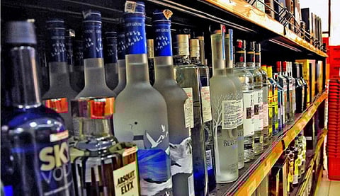 உச்ச நீதிமன்றம் உத்தரவிட்டும் புதுச்சேரியில் முக்கிய சாலைகளில் தொடரும் மதுக்கடைகள்: மத்திய உள்துறை அமைச்சருக்கு அதிமுக கடிதம்