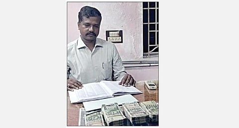 பறிமுதல் செய்யப்பட்ட பணத்துடன் லஞ்ச ஒழிப்பு டிஎஸ்பி நந்தகோபால்.