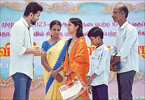 வாக்களிப்பதற்கு பெற்றோர் பணம் வாங்குவதை தடுக்க வேண்டும் - மாணவ, மாணவிகளுக்கு நடிகர் விஜய் அறிவுரை