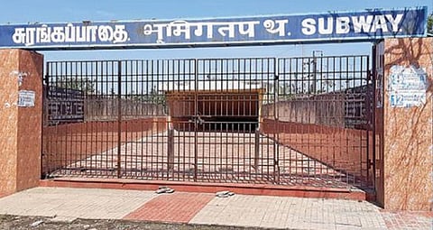 தாம்பரத்தில் மூடப்பட்டுள்ள ரயில்வே சுரங்கப்பாதை. படம் : எம். முத்துகணேஷ்