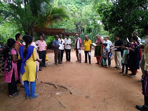 மரங்கள் அறியும் பயணத்தில் பேராசிரியர்கள் மற்றும் மாணவர்கள்