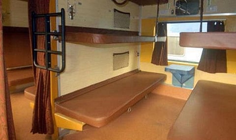 8 ரயில்களில் தூங்கும் வசதி பெட்டியை நீக்கி மூன்றடுக்கு ஏசி பெட்டிகள் சேர்ப்பு: தெற்கு ரயில்வே