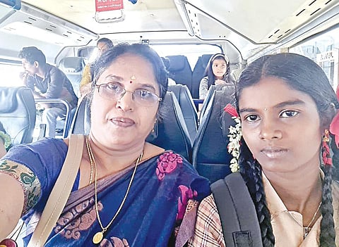 தேசிய திறனாய்வு தேர்வில் வெற்றி: மாணவியிடம் கொடுத்த வாக்குறுதியை நிறைவேற்றிய தலைமை ஆசிரியர்