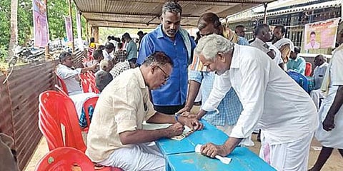 புதுக்கோட்டை மாவட்டம் கீரமங்கலத்தில் நேற்று நடைபெற்ற ஒரு மொய் விருந்தில் மொய் எழுதும் பணியில் ஈடுபட்டுள்ளோர்.