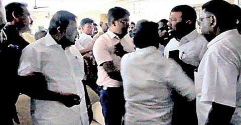 அமைச்சர் ராஜகண்ணப்பனுக்கும், நவாஸ்கனி எம்.பி.க்கும் இடையே நடைபெற்ற வாக்குவாதத்தை சமரசம் செய்ய முயன்ற ஆட்சியர் பி.விஷ்ணு சந்திரன்.