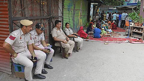 2 பெண்கள் சுட்டுக் கொலை வீட்டில் போலீஸார்