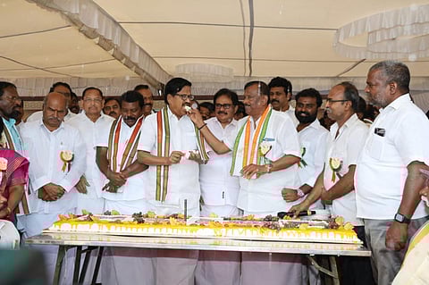 காங்கிரஸ் முன்னாள் தலைவர் ராகுல் காந்தியின் பிறந்தநாளையொட்டி, சென்னை சைதாப்பேட்டையை அடுத்த சின்னமலையில் உள்ள ராஜீவ் காந்தி சிலை அருகே கேக் வெட்டி கொண்டாடிய தமிழக காங்கிரஸ் தலைவர் கே.எஸ்.அழகிரி. உடன் முன்னாள் மாநில தலைவர்கள் கே.வீ.தங்கபாலு, எம்.கிருஷ்ணசாமி மற்றும் சு.திருநாவுக்கரசர் எம்.பி. கு.செல்வப்பெருந்தகை எம்எல்ஏ. உள்ளிட்டோர். படம்: எஸ்.சத்தியசீலன்
