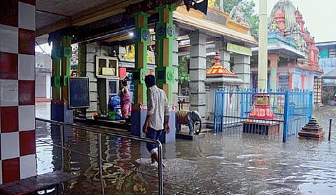 சென்னை, புறநகரில் கனமழை: சாலைகளில் மழைநீர் தேங்கியதால் போக்குவரத்து பாதிப்பு