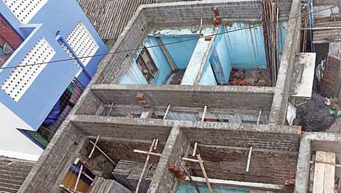 தட்டாஞ்சாவடி வீமன் நகரில் அடுத்த கட்ட நிதி வழங்கப்படாத நிலையில் அப்படியே கிடப்பில் போடப்பட்ட வீடு.