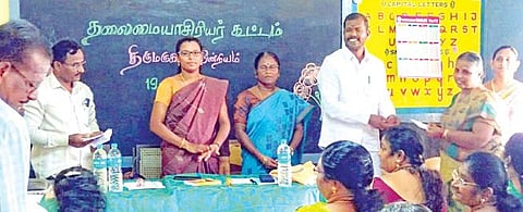 அரசு பள்ளி தலைமை ஆசிரியர்களிடம் புரவலர் நிதி வழங்கிய திருப்புகலூர் ஊராட்சி மன்ற தலைவர் கார்த்திகேயன். அருகில் மாவட்ட கல்வி அலுவலர் ஷெர்லின் விமல்.