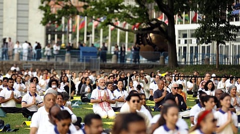 அமெரிக்காவின் நியூயார்க் நகரில் உள்ள ஐ.நா. சபை வளாகத்தில் நடைபெற்ற 9-வது சர்வதேச யோகா தின நிகழ்ச்சியில் பங்கேற்று யோகா பயிற்சி செய்யும் பிரதமர் நரேந்திர மோடி.படம்: பிடிஐ
