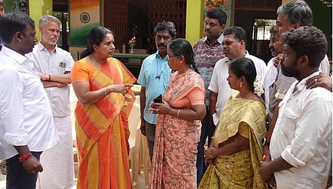 கோவை பெரியகடை வீதி மாநகராட்சி நடுநிலைப் பள்ளிக்கு சட்டமன்ற உறுப்பினர் மேம்பாட்டு நிதியிலிருந்து மேஜை உள்ளிட்ட பொருட்களை பாஜக எம்எல்ஏ வானதி சீனிவாசன் வழங்கினார்.