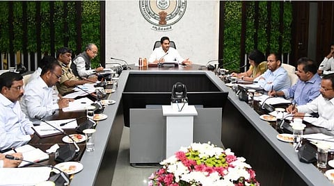 வீடுகளுக்கு சென்று 11 வகை சான்றிதழ் வழங்கும் திட்டம் - ஆந்திராவில் இன்று முதல் அமல்