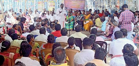 தமிழ்நாடு வருவாய்த் துறை கிராம உதவியாளர் சங்கம் சார்பில் உண்ணாவிரதப் போராட்டம் சேப்பாக்கத்தில் உள்ள வருவாய் நிர்வாக ஆணையர் அலுவலகம் அருகே நேற்று நடைபெற்றது.படம்: எஸ்.சத்தியசீலன்