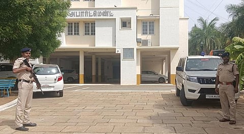 கரூரில் வருமான வரித் துறை சோதனை நடைபெறும் குடியிருப்பு வளாகம்.